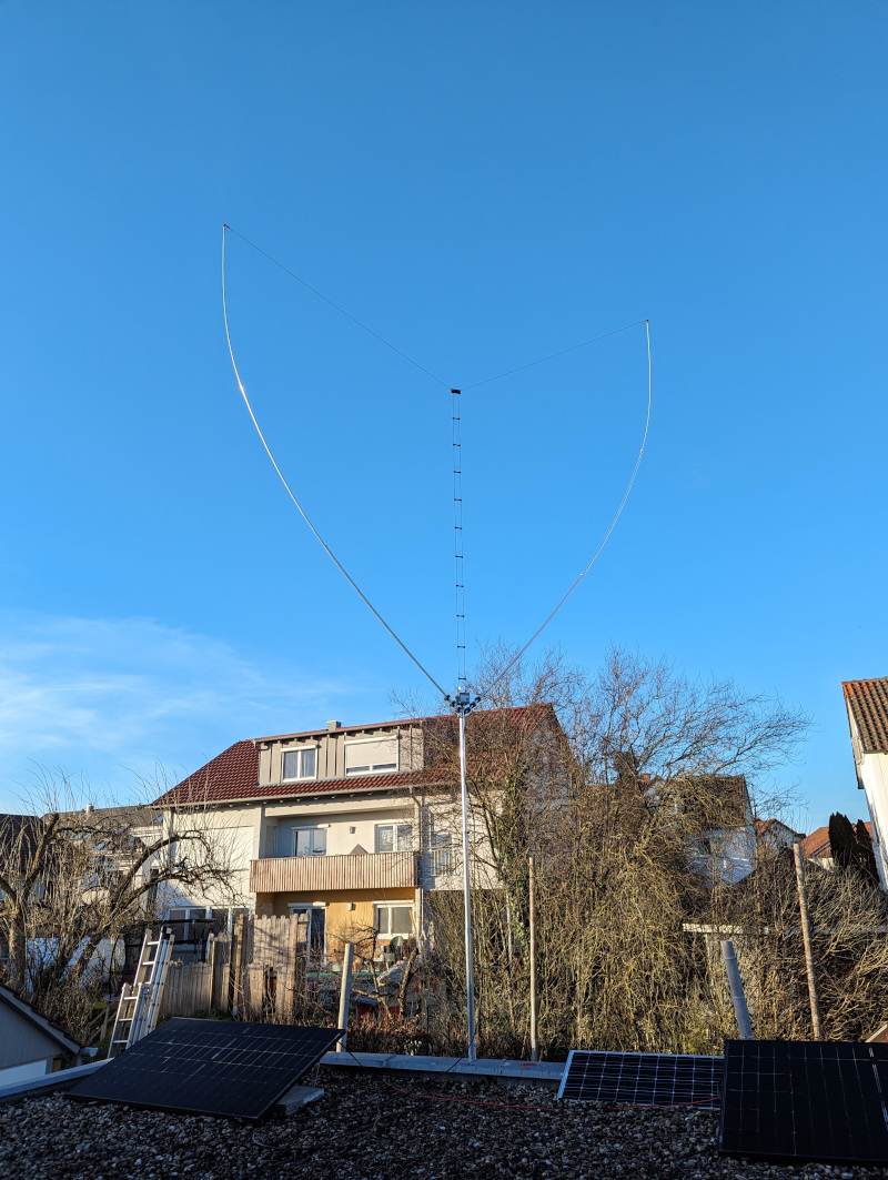 Die montierte Delta-Loop-Antenne, Blick vom Flachdach